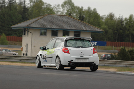 Christensen’s Clio fik tæv, og der blev kørt til kanten.
(Foto: Motorsporten.dk)